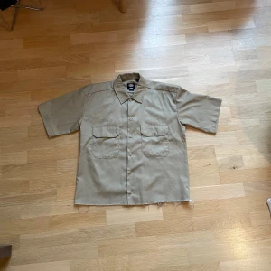 Dickies skjorta - Assnygg dickies skjorta i storlek small, avklippt vid botten. Inga defekter, använd ett fåtal gånger