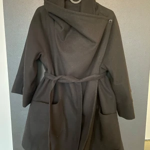Snygg kappa  - Väldigt Finn kappa. Storlek L / M det har skärp så man kan justera runt midjan.  3/4 sleeves. 