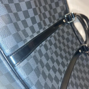 Louis vuitton portfölj  - Väldigt bra väska går att använda till mycket. Har haft i flera år med bara några skråmor Väldigt bra kvalitet 