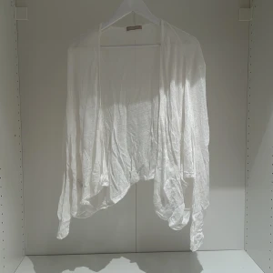 Vit kofta från Stefanel - Säljer en superfin vit kofta från Stefanel i storlek M. Den är perfekt för vår och sommar med sitt lätta och luftiga material. Koftan har en lös passform och är riktigt skön att ha på sig. Perfekt att slänga över en topp för en avslappnad look!