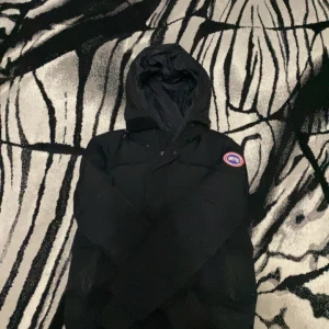 Canada goose jacka  - Säljer den canada goose jacka pga av jag vill ha en ny inför vintersäsongen dessutom den har blivit liten inga skador på den helt ny hör av er via intresse eller frågor!