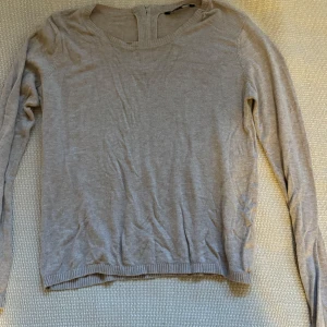 Beige tröja från Basic U collection - Säljer en enkel och stilren beige tröja från Basic U collection i storlek S. Tröjan är långärmad och har en rund halsringning. Perfekt för både vardag och lite finare tillfällen. Den är i bra skick och passar perfekt till höst- och vårgarderoben.