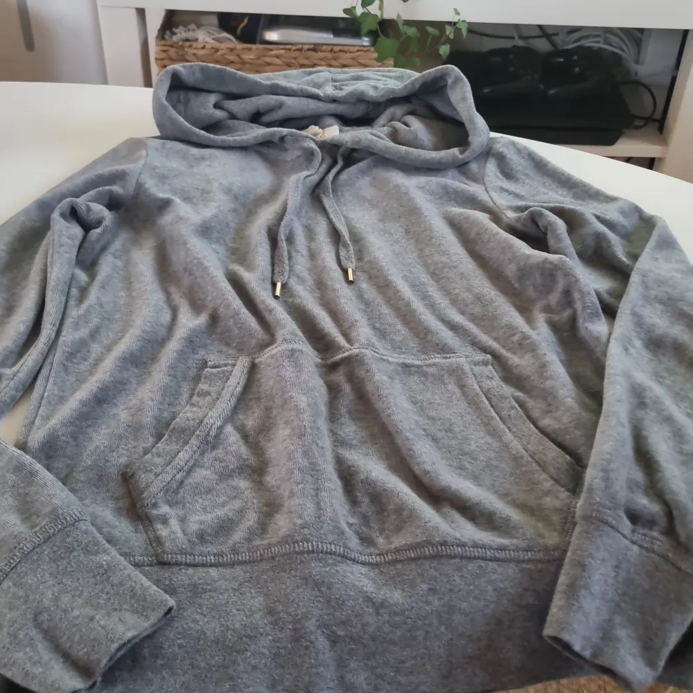 Säljer en grå hoodie från H&M i mycket bra skick. Den är supermjuk och perfekt för mysiga dagar. Hoodien har en känguruficka och justerbar dragsko i huvan. Passar perfekt till både vardag och chillkvällar. 🩶. Tröjor & Koftor.