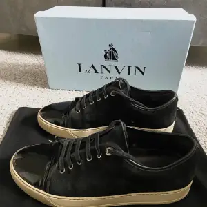 Tjena, säljer dessa stilrena sneakers från Lanvin. Skorna är i mycket bra skick och har använts fåtal gånger. Storlek 8 vilket passar 42-43. Perfekta för både vardag och fest! Kommer med låda, två dustbags samt extra skosnören. Kan gå ner i pris vid snabb och smidig affär! Skriv till mig om du undrar något:)