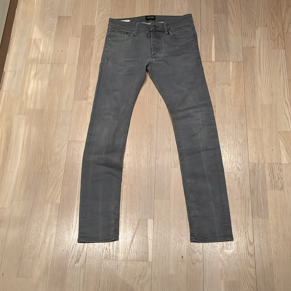 Helt nya Jack & Jones jeans i slim fit Helt oanvända  Säljer de för att de inte passade mig  Storlek 30 34 nypris 999 Pris kan diskuteras. Jeans & Byxor.