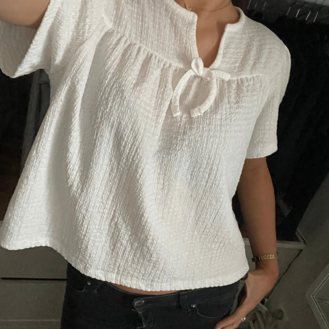 Vit blus med knytning - 90