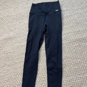 Träningstajts från Aim’n - Fina träningstajts från Aim’n i marinblått. 