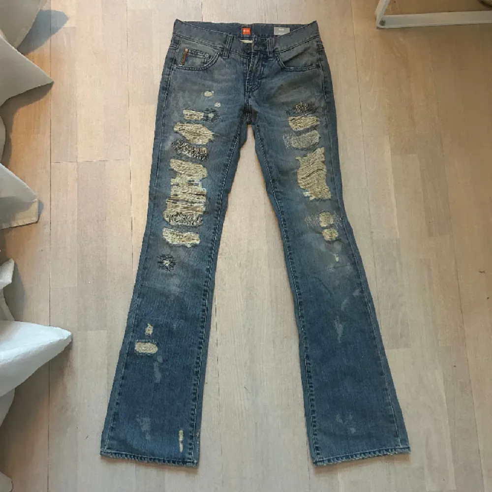 Jättesnygga lågmidjade Hugo Boss jeans med coola hål som har tvär blivit för små för mig💖 skriv för mera frågor💕. Jeans & Byxor.