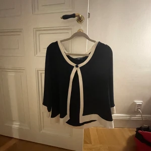 mörkblå kofta - mörkblå kofta med typ trekvartsärmar. lite sjömans känsla. såå fin men inte riktigt min stil och köpte den för 30€ på gran canaria. tror d e storlek M men passar mig som är S.