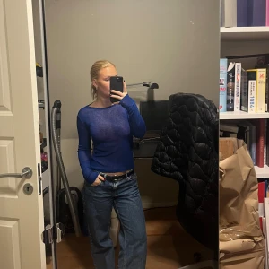 Blå meshtröja - Meshtröja från monki i superfin blå färg! 