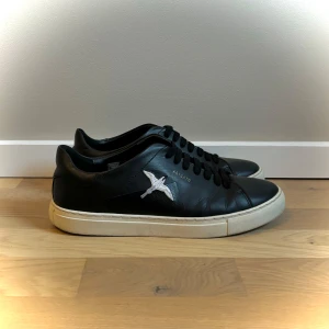 Arigato skor (41-42) - Arigato skor i bra skick. Köpta på CareOfCarl. Storleken är 41 men passar 42 bra. Bara att höra av sig vid mer frågor:)