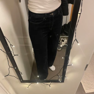 Mörkblåa jeans  - Säljer ett par mörkblåa jeans i bra skick från Uniqlo. Endast använda ett fåtal gånger! W26 L31