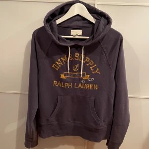 Mörkblå hoodie från Ralph Lauren - Säljer en mörkblå hoodie från Ralph Lauren Denim & Supply. Väldigt eftertraktad. Den är i nytt skick och perfekt för höst och vinter. Storlek M Passar S💯skriv dm vid funderingar och frågor🙌🏻