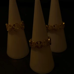 Guldring med smileys - Snygg ring. Perfekt för att ge en elegant touch till vilken outfit som helst. Passar både till vardags och fest. Ett måste för smyckesälskare! Passar alla fingrar