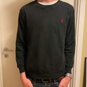 Hej, säljer nu min Ralph lauren sweatshirt i färgen svart. Den är i storlek xs(14-16) och i bra skick. Hör av dig om du har frågor eller är intresserad!