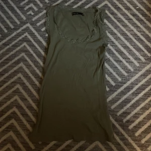 Linne från mohito  - Nästan helt oanvänt linne med spets runt om. 