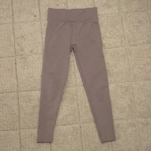 Tränings tights - Träningstights från Hm, dom är ljus lila. Säljer för har aldrig använt dom:)