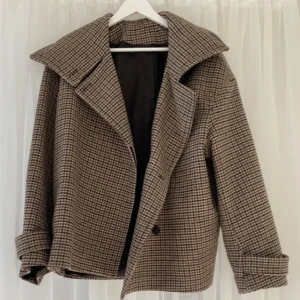 Rutig kappa arket - Säljer min superfina och trendiga kappa från arket då den inte kommer till användning längre💓 har något hål inuti men syns inte vid användning, därav priset💓