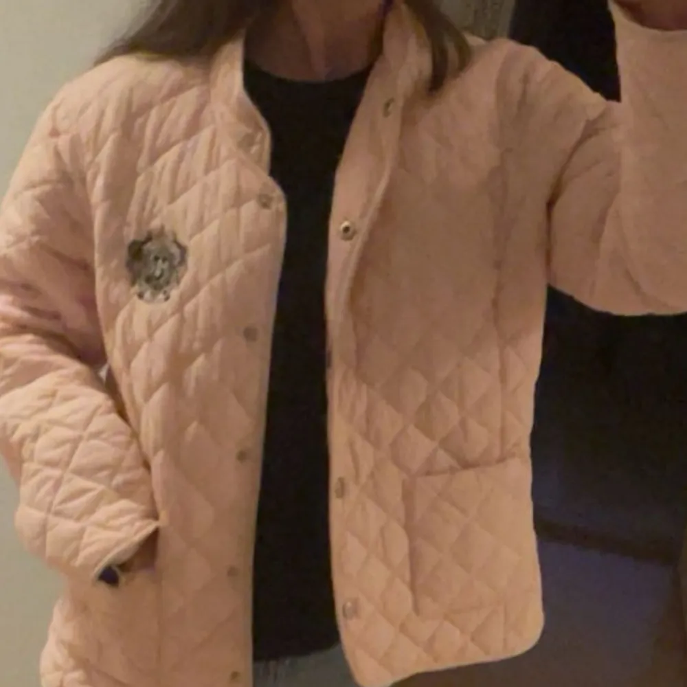 Säljer en superfin ljusrosa quiltad jacka från Morris Lady i storlek XXL (passar M också). Jackan har en snygg broderad detalj på bröstet och stängs med knappar. Perfekt för vår och höst när du vill vara både stilren och bekväm. 🧥✨Hör av dig för fler frågor! 💞. Takit.