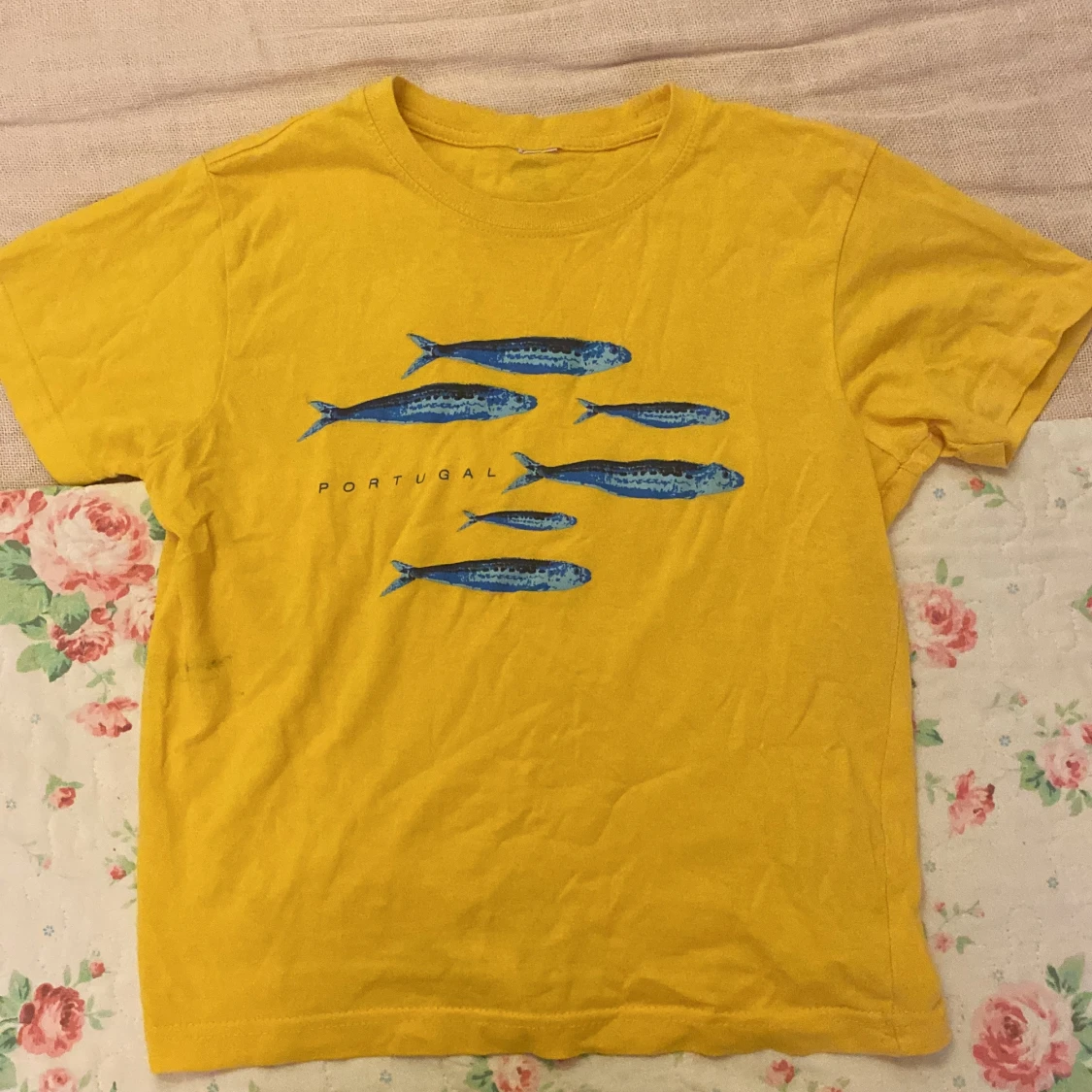 Gul t-shirt med fiskmotiv