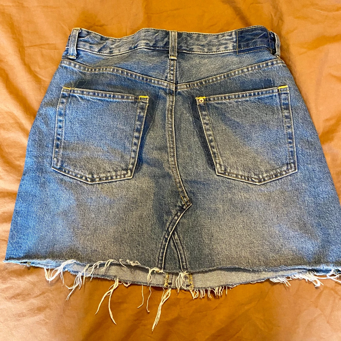 Blå jeanskjol med rå kant - 90