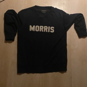 Svart tröja från Morris - Säljer en snygg svart tröja från Morris i storlek S. Den har ett stilrent tryck med 'MORRIS' i vitt på framsidan. Perfekt för både vardag och fest. Tröjan är i bra skick och passar perfekt till höst- och vintergarderoben. Skön och enkel att matcha med det mesta!