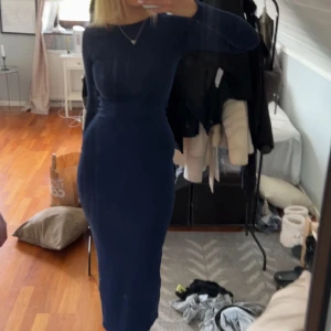 Mörkblå långklänning - Säljer en elegant mörkblå långklänning i mycket bra skick. Klänningen har en tight passform som framhäver figuren och är perfekt för höst- och vinterfester. Den är långärmad och gjord i ett mjukt och bekvämt material. Har endast testat den på. Storlek Xs. Kan tänka mig sänka vid snabbaffär.