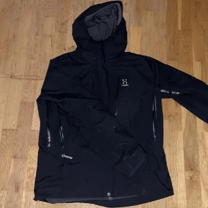 Haglöfs Jacka - Säljer nu min gamla Haglöfs jacka (Nypris 4000). Storleken är XL men den passar L. Lågt pris då jag behöver pengarna så snart som möjligt