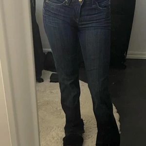 Blå jeans - Säljer dessa mörkblå jeans då dem är för små för mig nu! Skriv för fler bilder🌸