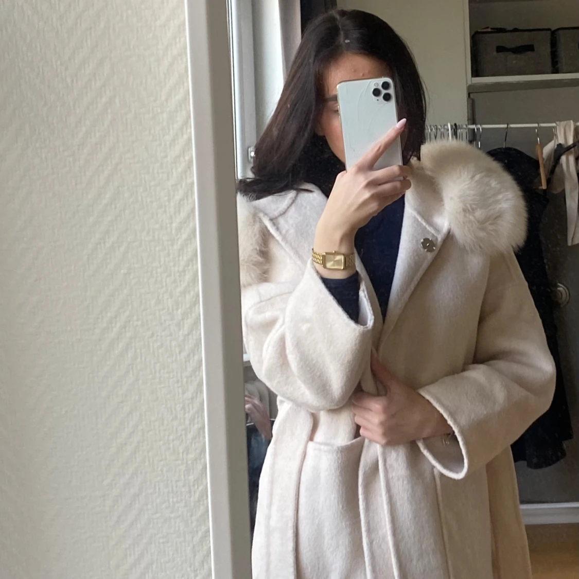 Beige kappa med pälsdetaljer - 90