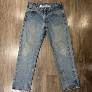 Vintage Carhartt jeans - Vintage Carhartt jeans. Finns en reva som är lagad och lite missfärgningar men annars bra skick. Priset går att diskutera. Skriv för frågor eller mått.