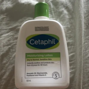 Cetaphil Moisturizing Lotion - Fuktgivande lotion från Cetaphil för torr till normal, känslig hud. Innehåller avokadoolja, niacinamid, panthenol och vitamin E. Lugnar och skyddar huden mot torrhet i upp till 48 timmar. Perfekt för daglig användning! Mer än 1/5 kvar vilket räcker i minst en månad! Perfekt om du vill testa innan du köper en ny.