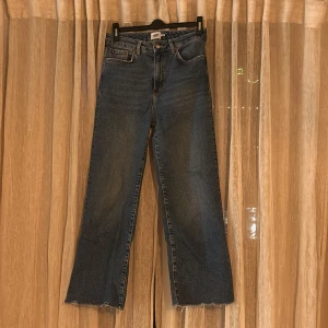 Blå jeans från 157 - Säljer ett par klassiska blå jeans från 157 i storlek M. De har en rak passform och är perfekta för vardagsbruk. Jeansen är i bra skick och har en snygg, enkel design med fem fickor och knappgylf. Perfekta för både höst och vår!