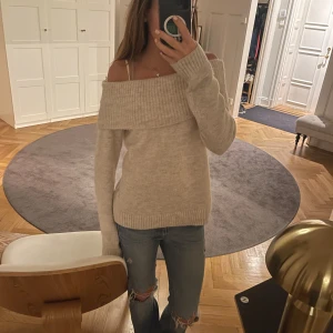 Stickad tröja - Jätte fin offshoulder stickad tröja, i nytt skick och endast använd 1 gång. Kom privat vid funderingar ❤️