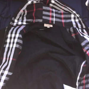 Burberry Kofta/Tröja - Hej! Säljer min svarta burberry kofta för 1300kr! Den är i nyskick och har bara används 1 gång. Storleken på koftan är S men passar även Xs. Pris kan diskutera, så känn dig välkommen att höra av dig!   MVH Simon