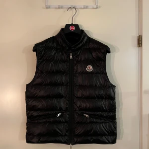 Moncler väst  - Säljer en riktigt snygg Moncler väst i storlek 2! Kvitto finns. Kvitto finns