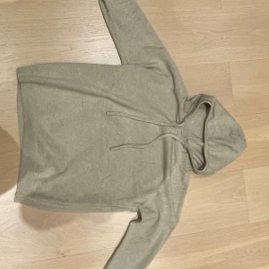 100% merinoull hoodie - Säljer en supermjuk och bekväm beige hoodie i 100% merinoull. Då den inte kommit till användning. Hoodien är i nyskick, perfekt nu till höst/vintern då det kommer att bli kalt. Priset är inte spikat i sten! Hör av er vid minsta lilla fundering