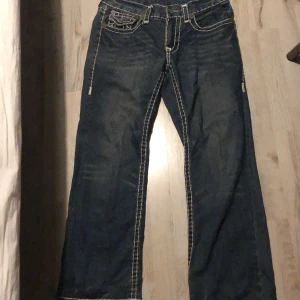 Dark blue billy super t bootcut true religion jeans 32x33 - Selling bootcut true religion jeans with white stitching. Decent condition, buttons are missing
