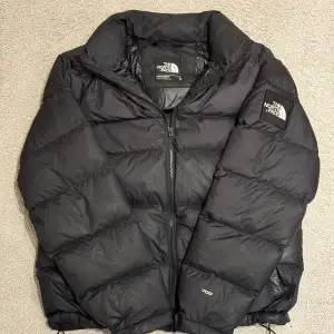 Märke: The North Face Storlek: L Färg: Svart Skick: Bra skick, har ett litet hål som är sytt på nedre framsida (Se sista bild)