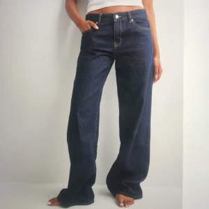 Gina tricot lowwaist baggy jeans - Lågmidjade baggy jeans från Gina tricot. Använda flera gånger men ser i princip nya ut💕 Midjemått: 36cm  Innerbenslängd: 76-77cm