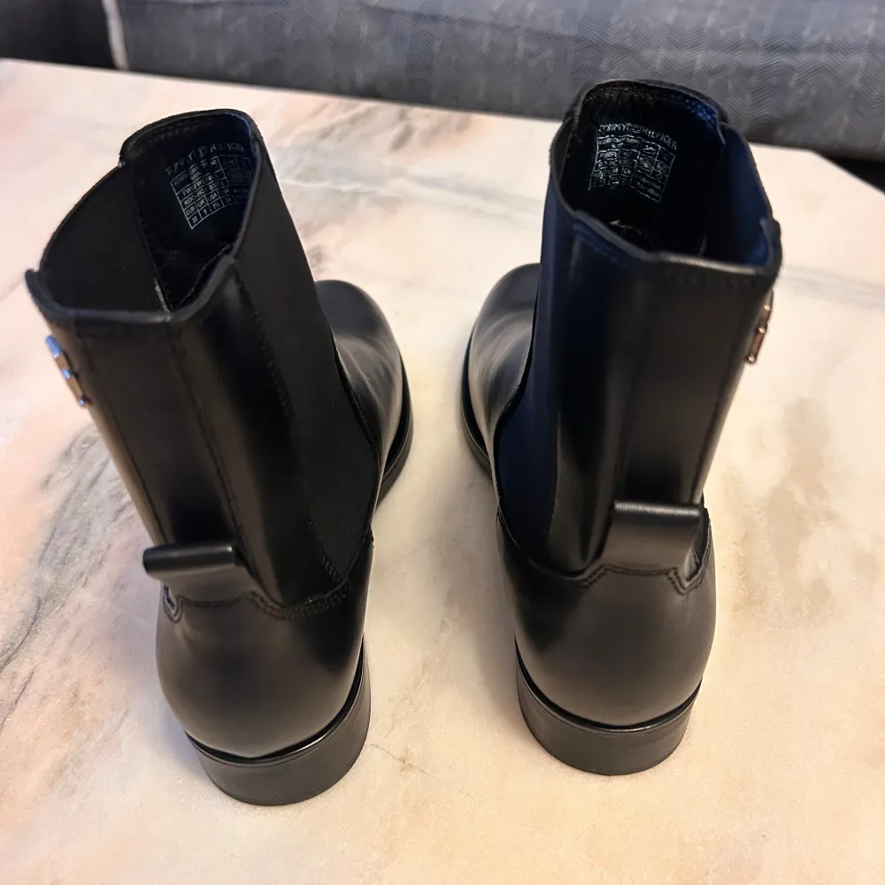 Snygga svarta Chelsea boots i skinn med en stilren design. De har en liten klack och elastiska paneler på sidorna för enkel på- och avtagning. Perfekta för både vardag och fest!. Skor.