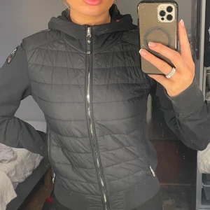 Parajumper jacka  - Säljer min Parajumper i storlek s pga att jag inte har användning till den. Den har blivit tvättad endast en gång o använd ungefär under en termin bara.