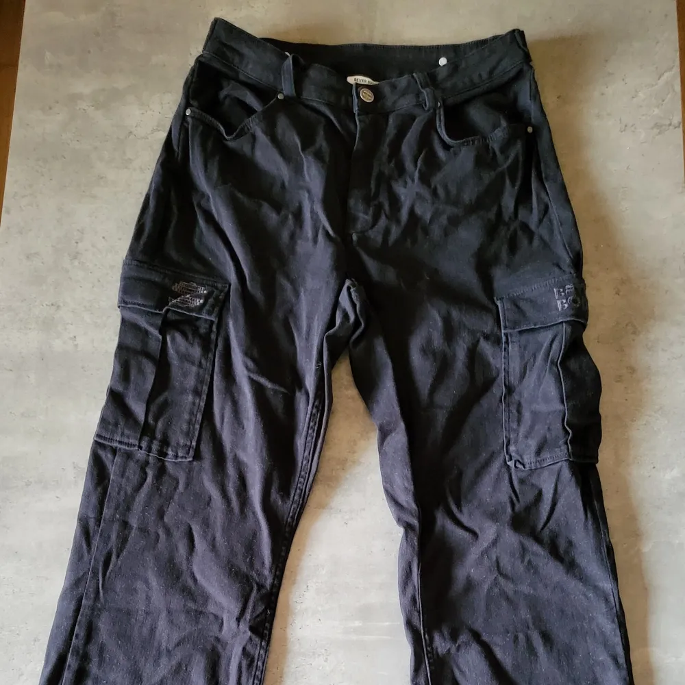 Säljer ett par svarta cargopants från Better Bodies i storlek M. Byxorna har flera praktiska fickor på sidorna och en knappstängning i midjan. Perfekta för en casual och bekväm stil. Passar bra till både vardag och träning.. Jeans & Byxor.