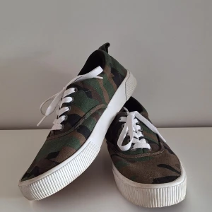 Kamouflage Skor - Strolek 42 Andvänd en gång Sälj pågrund av för små Finns i Sundsvall