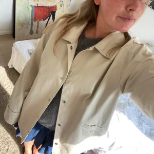 Jacka - Superfin kort trenchcoat liknande jacka från & other stories🩷🩷perfekt till hösten!!