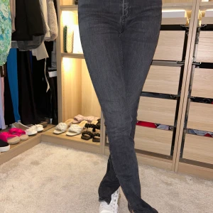 Jeans från zara - Jeans med slita från Zara. Köpta för 399kr och säljer för 199kr. Storlek 34