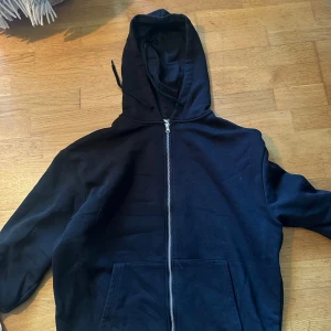 Zip-up - Zip-up tröja från NA-KD. Nyskick🖤 skriv vid fler bilder eller intresse 