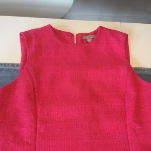 Klänning  - Jättesöt! Rosa klänning. Väldigt elegant. Inte använd för att tyvärr är för liten. Lite kortare klänning. 