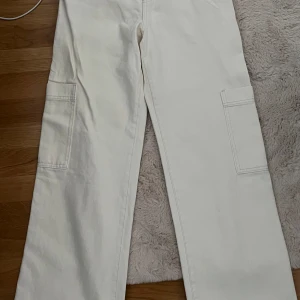 Beiga jeans - hm - Wide high waist jeans från hm. Aldrig använda. Storlek 36 