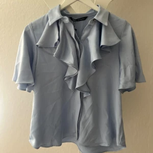 Volangblus - Volangblus från zara, aldrig använd och prislappen är kvar. Ordinarie pris 329 kr 🥰